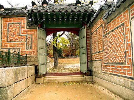 Gyeongbokgung Palace: Surrounding wall. Seoul, Korea